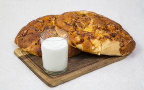 Две свежие булочки со стаканом молока