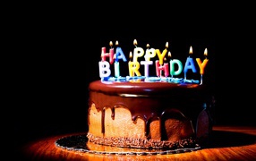 Красивый торт с шоколадной глазурью со свечками на день рождения