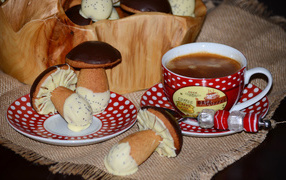 Чашка кофе на столе с печеньем грибочки 