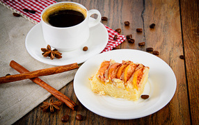 Чашка кофе на столе с кусочком пирога