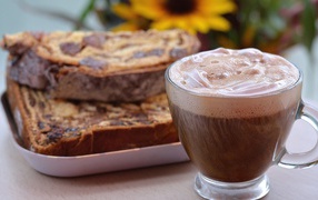 Чашка вкусного какая на столе с кусочками кекса