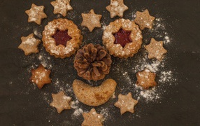 Сердце с забавной рожицей выложено на столе из печенья