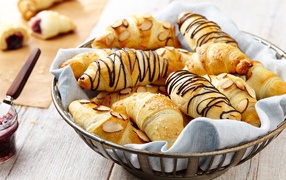 Много свежих круассанов на столе 