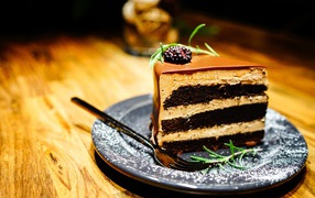 Кусок торта с черникой на тарелке 