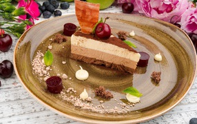 Кусок торта три шоколада на блюде 