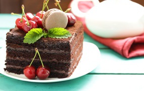 Кусок шоколадного торта с ягодами черешни 