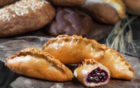 Аппетитные булочки с вишней