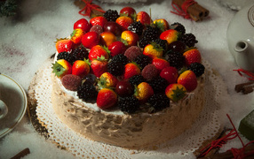 Аппетитный торт с ягодами на столе 