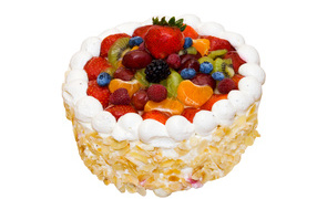 Аппетитный торт с ягодами на белом фоне