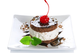 Аппетитное пирожное с вишней на белом фоне