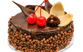 Аппетитный торт с шоколадом и вишнями на белом фоне