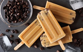 Аппетитное фруктовое мороженое с кофейными зернами