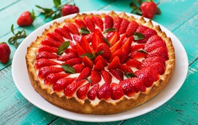 Аппетитный пирог с ягодами клубники  на белом блюде