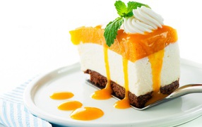 Аппетитный кусок торта с муссом и джемом на белом фоне