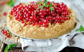 Аппетитный песочный пирог с красной смородиной