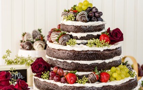 Красивый большой торт с ягодами