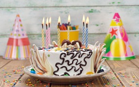 Красивый праздничный торт со свечами на день рождения