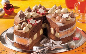 Красивый праздничный торт с кремом на столе с волшебной палочкой