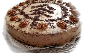 Красивый праздничный торт с грецкими орехами