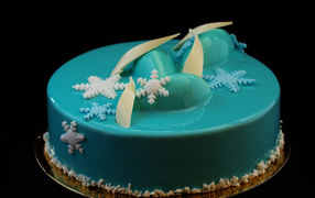 Красивый голубой глянцевый торт со снежинками 