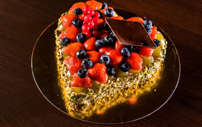 Красивый торт в форме сердца с ягодами