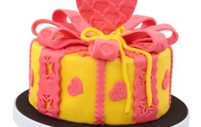 Красивый торт с сердечками из мастики на белом фоне