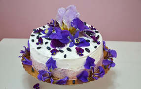 Красивый торт с фиолетовыми цветами ириса 