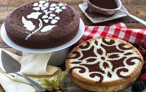 Красивые пироги с рисунком на столе с ягодами