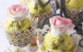 Красивые капкейки с розовыми розами из мастики