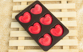 Красивые конфеты в форме красных сердечек