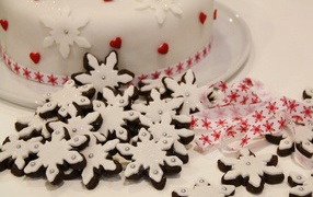 Красивое аппетитное печенье снежинки с глазурью 