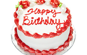 Красивый праздничный торт на день рождения на белом фоне