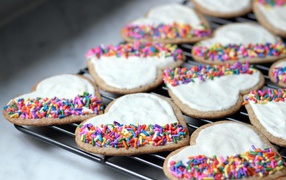 Красивое печенье в форме сердца с сахарной глазурью