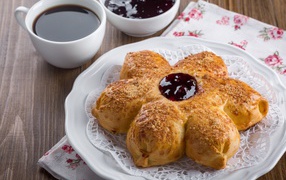 Красивый пирог на столе с чаем