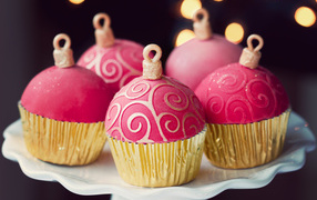 Красивые розовые кексы на Новый год 