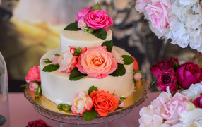 Beautiful wedding cake with roses