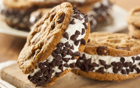 Печенье с белой начинкой и кусочками шоколада