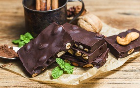 Черный шоколад с орехами на столе 