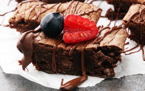 Пирожное брауни с шоколадом и ягодами малины и черники 