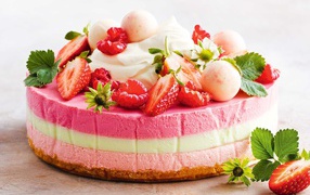 Торт мусс с ягодами клубники и малины