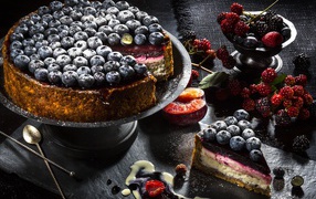 Cake with blueberries and blackberries