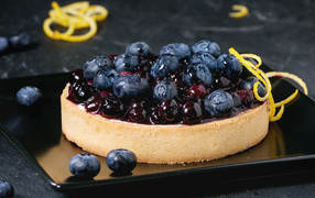 Cake with blueberries and jam