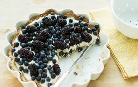 Пирог с кремом и ягодами черники и ежевики 