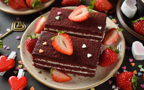 Пирожное с ягодами клубники на столе 