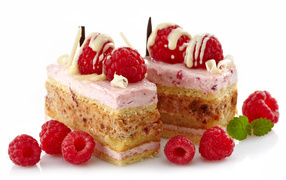 Пирожные с ягодами малины на белом фоне