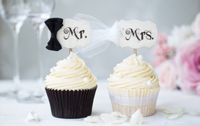 Капкейки с кремом для жениха и невесты