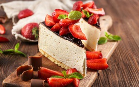 Cheesecake with chocolate and strawberries
