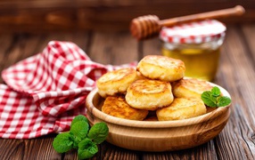 Сырники на столе с медом