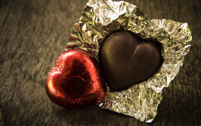 Шоколадные конфеты в форме сердца в блестящей фольге
