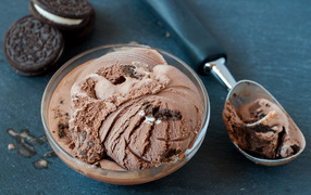Шоколадное мороженое на столе с печеньем Орео
